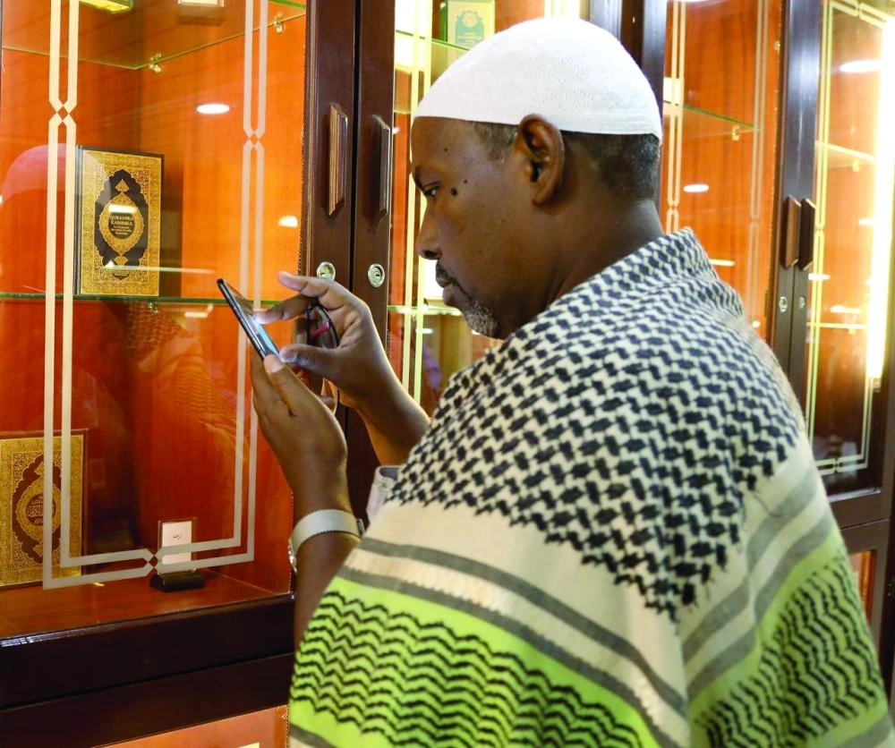 






ضيوف البرنامج خلال زيارة المواقع التاريخية  (واس) 