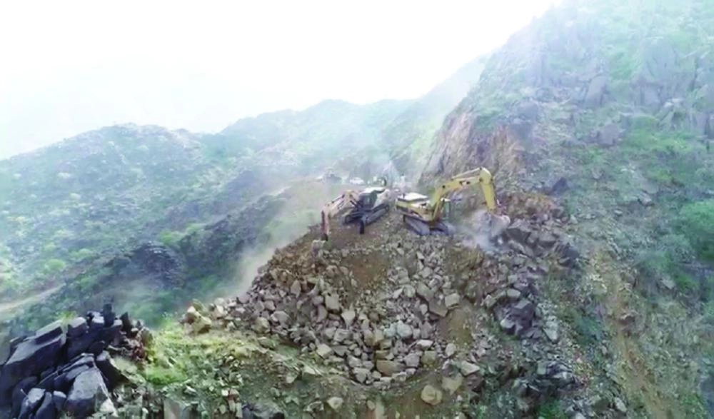 






المعدات تعمل في منطقة وعرة                                  (مكة)