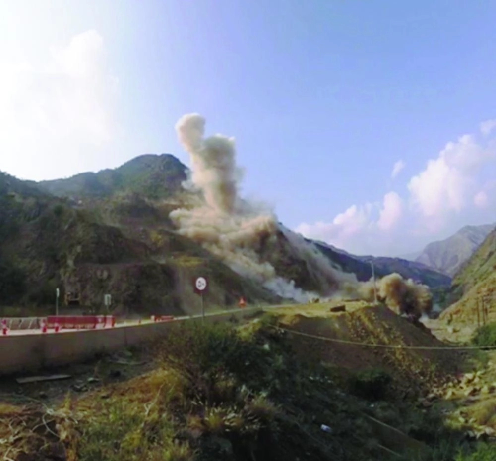 أحد أعمال التفجير في الموقع (مكة)