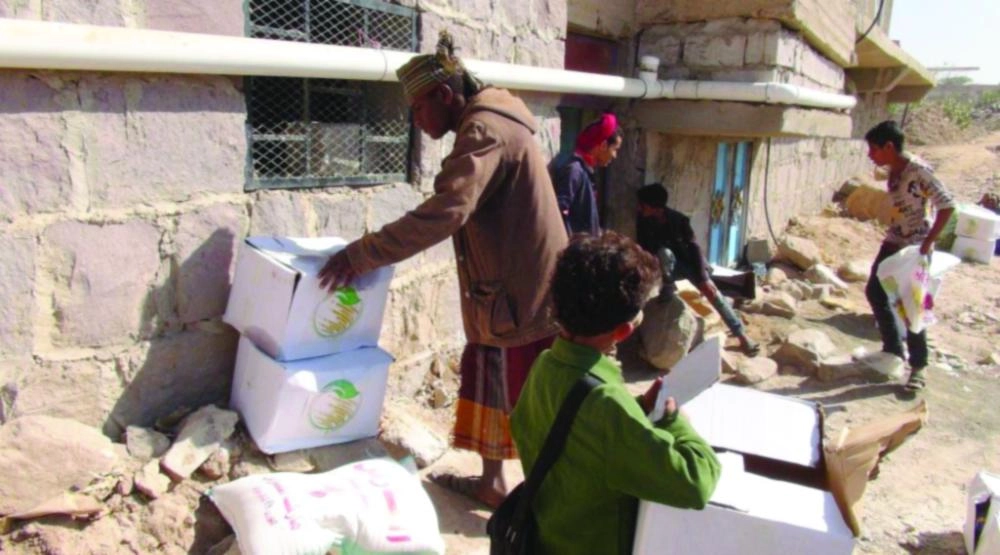 






 نازحون يتسلمون سلال المركز                     (واس)