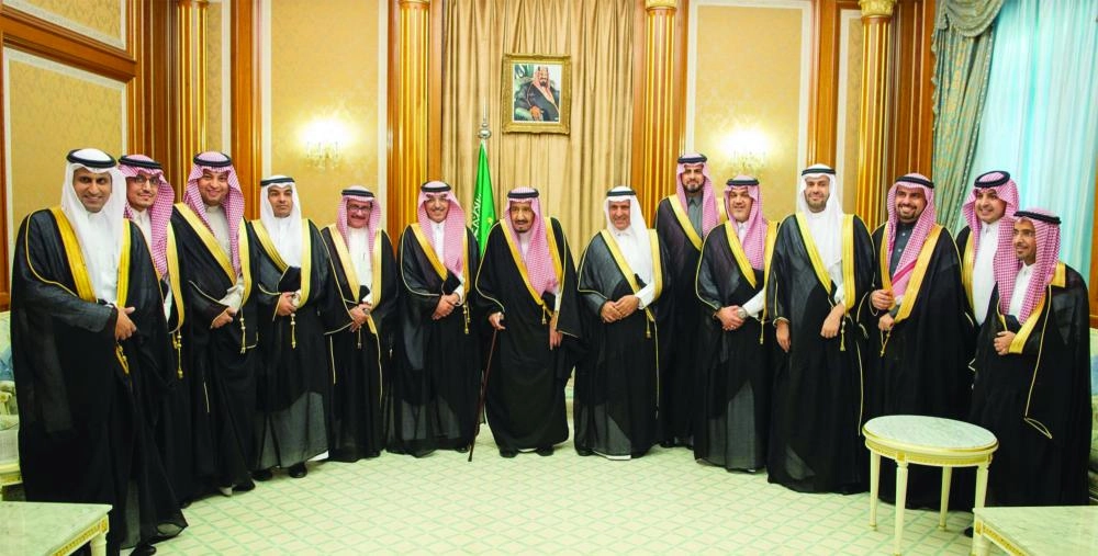 






خادم الحرمين يتوسط وزراء ومسؤولين بعد إعلان الميزانية                                                                                                                                                  (واس)