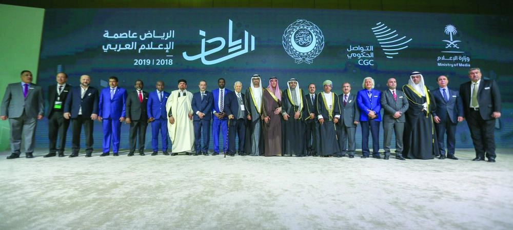 عواد العواد متوسطا ضيوف الحفل من مختلف الدول العربية (ياسر بخش)