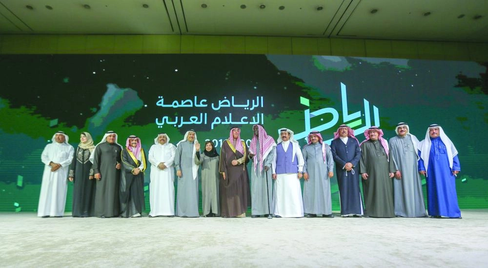 العواد متوسطا رواد الإعلام السعودي (ياسر بخش)