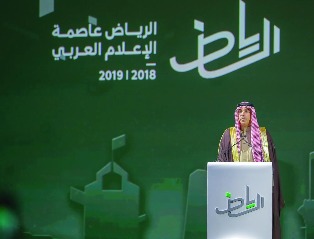 






 وزير الإعلام مكرما الفائزين بمسابقة تحدي الإلقاء للأطفال                                                 (ياسر بخش)