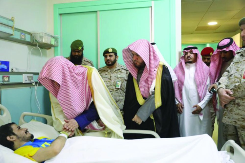 من زيارة سعود المعجب لمصابي الحد الجنوبي (واس)