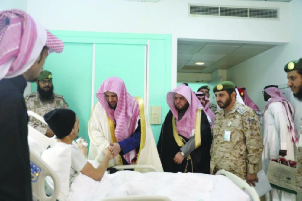 من زيارة سعود المعجب لمصابي الحد الجنوبي (واس)