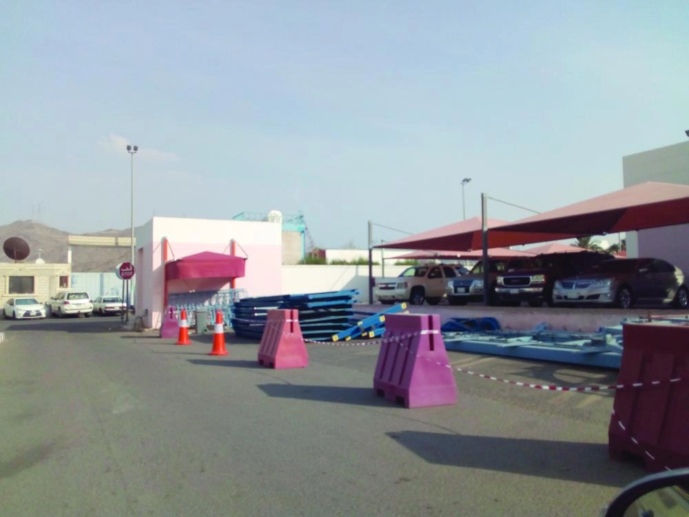 



المواقف الذكية في مستشفى حراء بعد تفكيكها                                         (مكة)