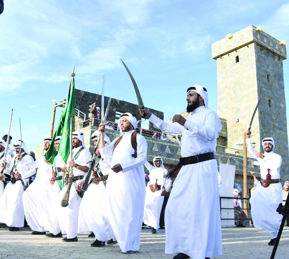 موروث شعبي تقدمه إحدى فرق المناطق (واس)