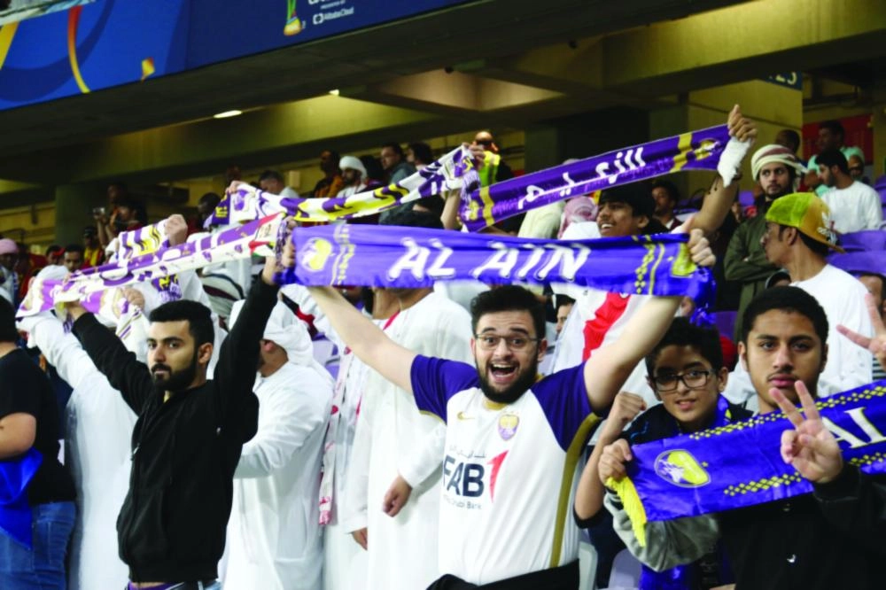 جماهير العين الإماراتي تحتفل بتأهل فريقها (د ب أ)