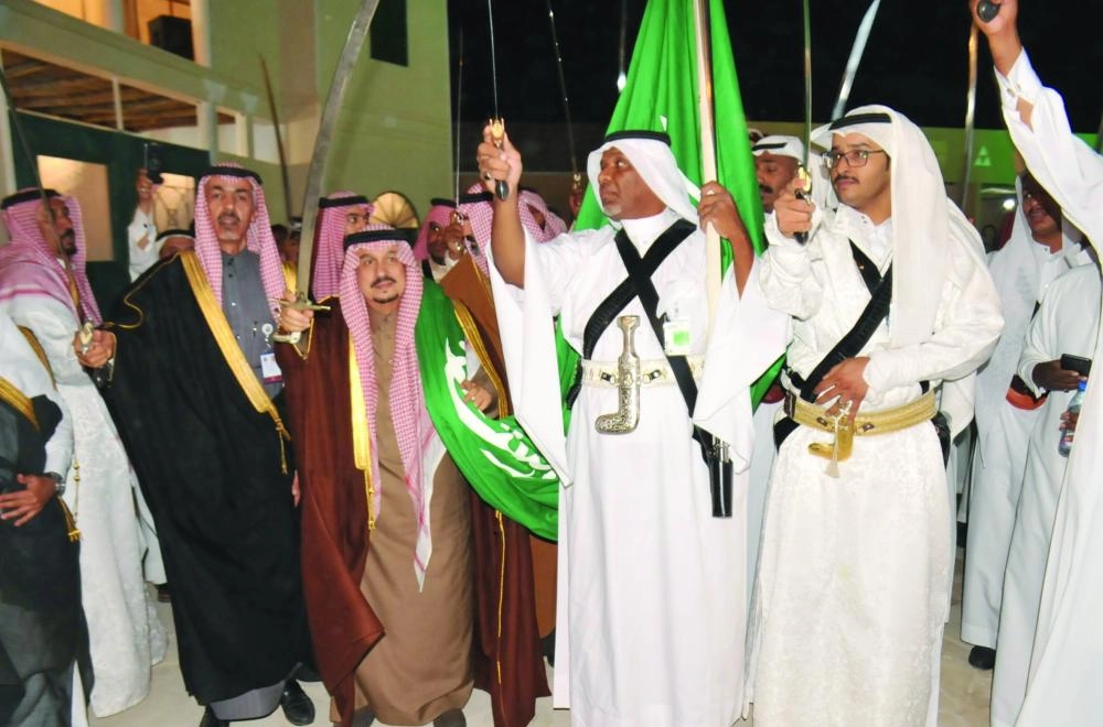 






فيصل بن بندر يؤدي العرضة                                        (واس)