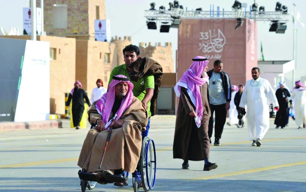 






من توافد الزوار على القرية التراثية                                               (واس)