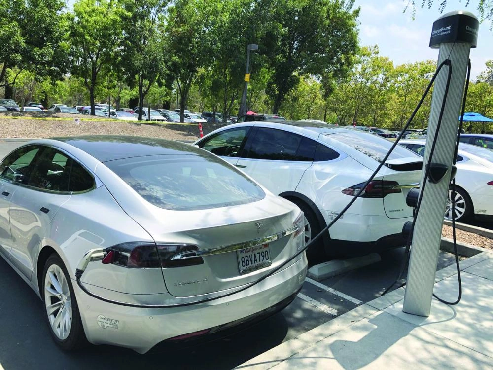 






عدد من السيارات الكهربائية أثناء الشحن                                                                                                (مكة)