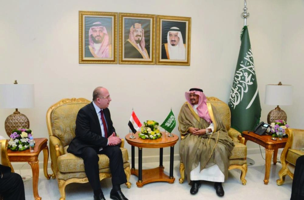 






محمد بنتن خلال لقائه محمد لطفي                              (واس)