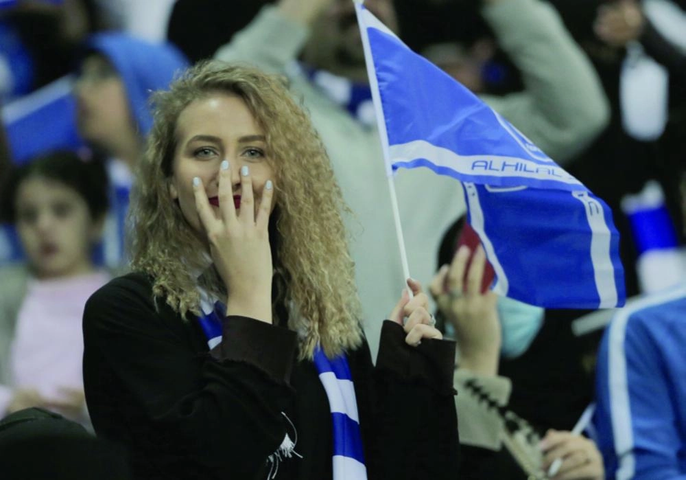 






مشجعة هلالية تشير إلى نتيجة المباراة   (زياد الرزيزاء)