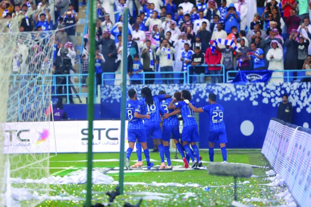 






لاعبو الهلال يشاركون إدواردو فرحته بالهدف الثالث في الأهلي أمس