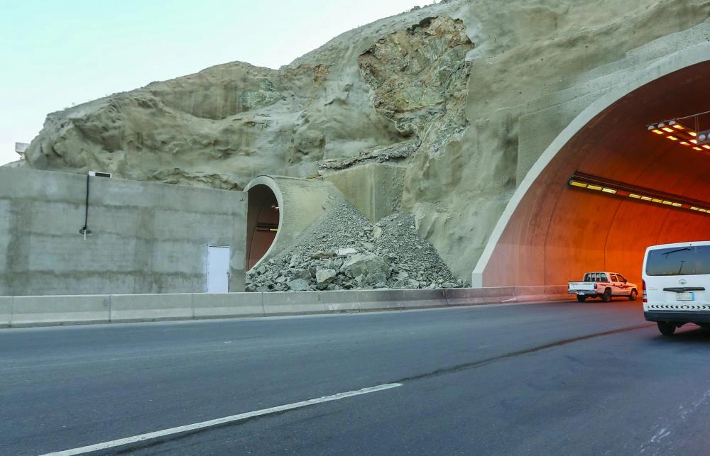 






سقوط الصخور جراء انهيار الطبقة الاسمنتية                                                               (ياسر بخش)