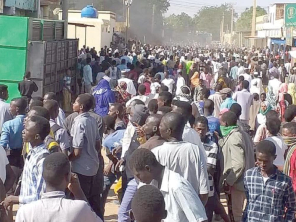 جانب من المظاهرات السودانية أمس (تويتر)
