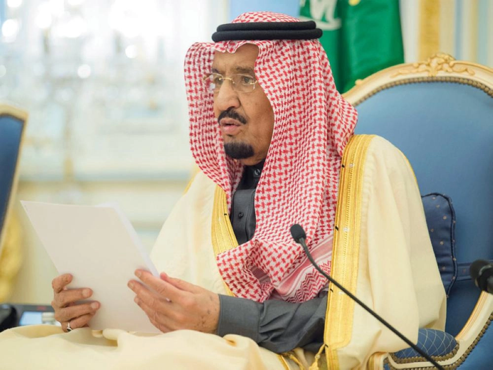 الملك سلمان متحدثا خلال استقباله ضيوف «الجنادرية »33 أمس (واس)