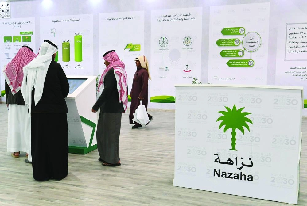 زوار في جناح نزاهة بالجنادرية (واس)