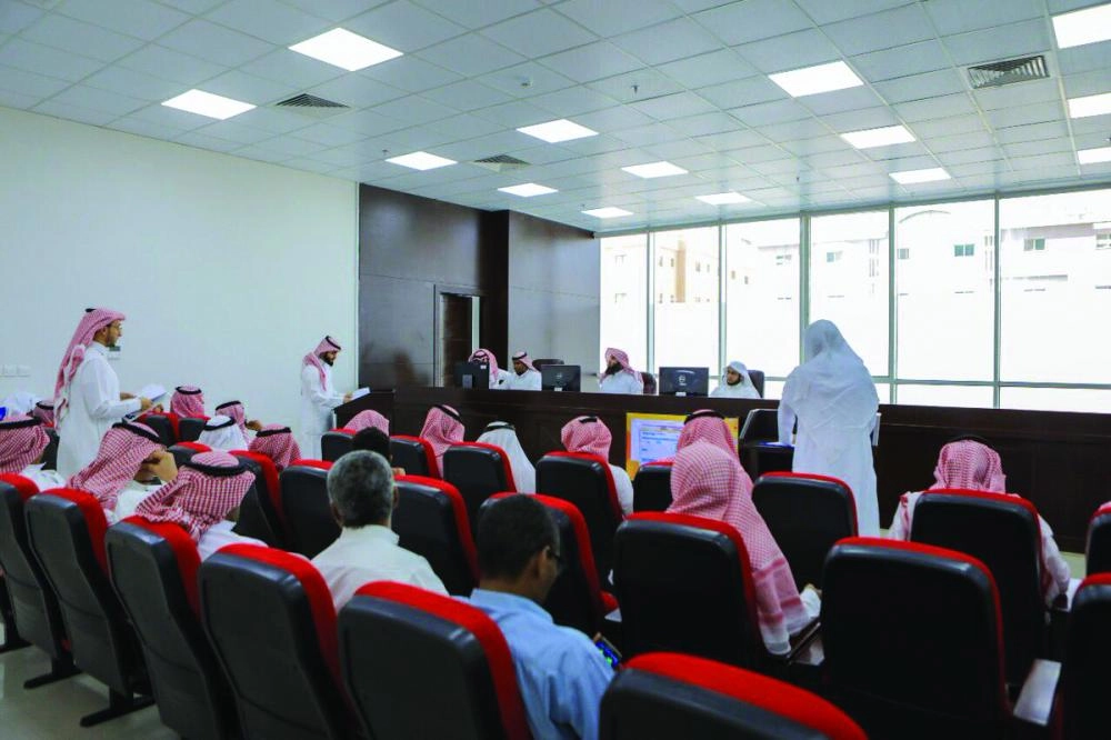 






مراجعون في المحكمة التجارية بالرياض                               (مكة)