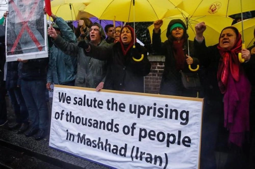 






مظاهرات إيرانية مناهضة لروحاني                                                 (مكة) 