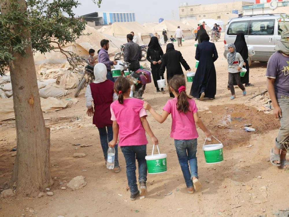 مركز الملك سلمان للإغاثة يقدم وجبات غذائية للسوريين النازحين في ريف حلب الشرقي (واس)