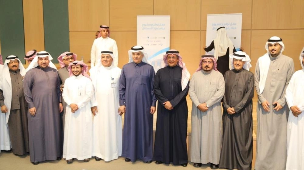 الفضلي والتويجري يتوسطان حضور توقيع الاتفاقية (واس)