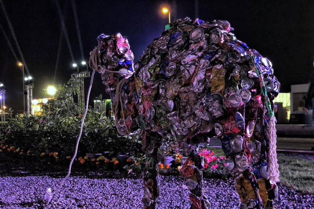 منحوتات التشكيليين السعوديين تزين مداخل وساحات المعرض (مكة)