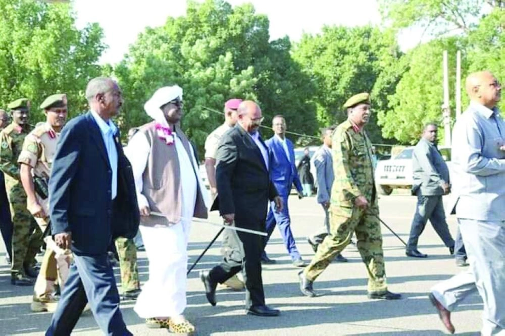 



عمر البشير خلال جولته أمس                                      (تويتر)