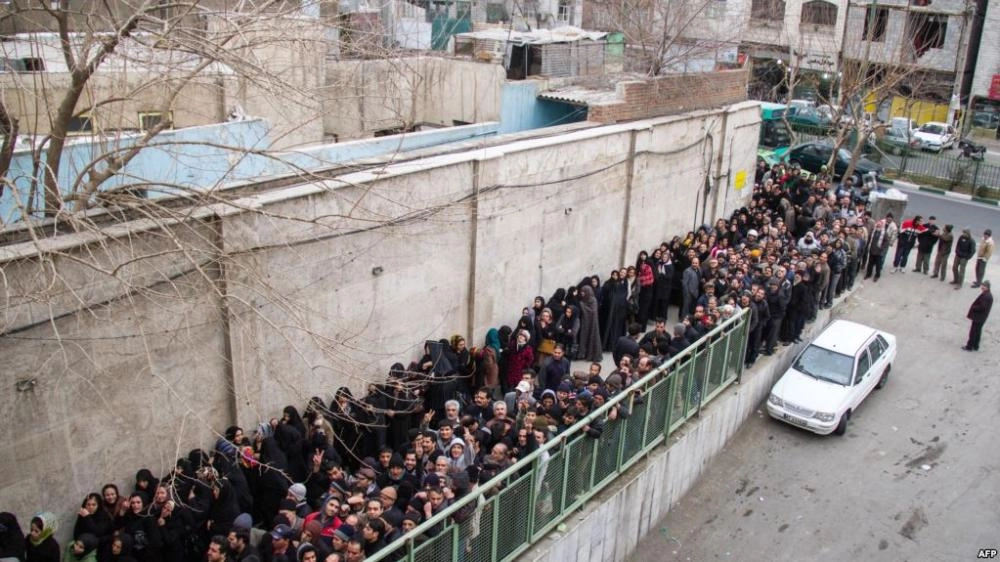 






قليلو الدخل يصطفون للحصول على المنتجات الغذائية                 (إذاعة فاردا)