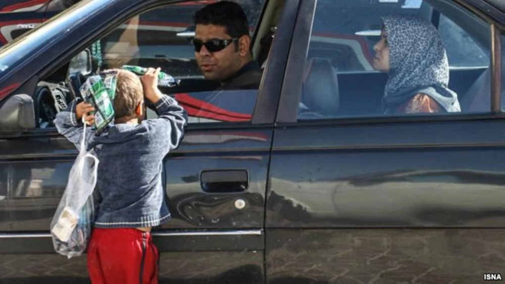 






طفل يبيع في الشارع