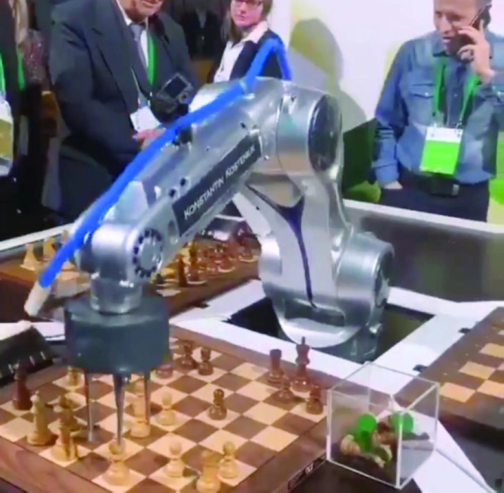 روبوت آلي يلعب شطرنج في الافتتاح (مكة)