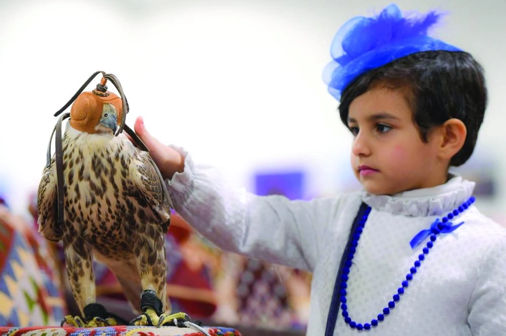 






طفل يداعب صقرا في المعرض                   (واس)