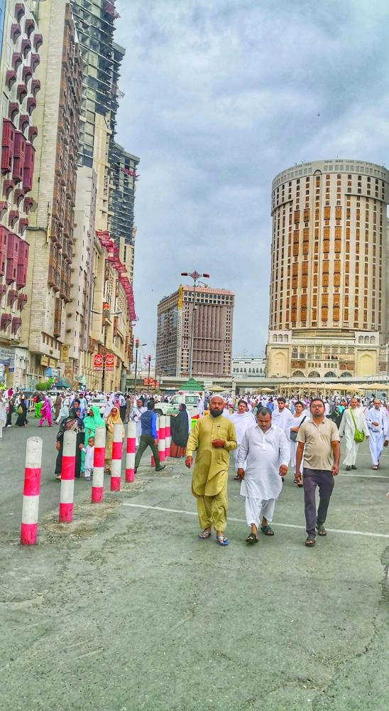 






زوار ومعتمرون في المنطقة المركزية للمسجد الحرام (أنس الحارثي)