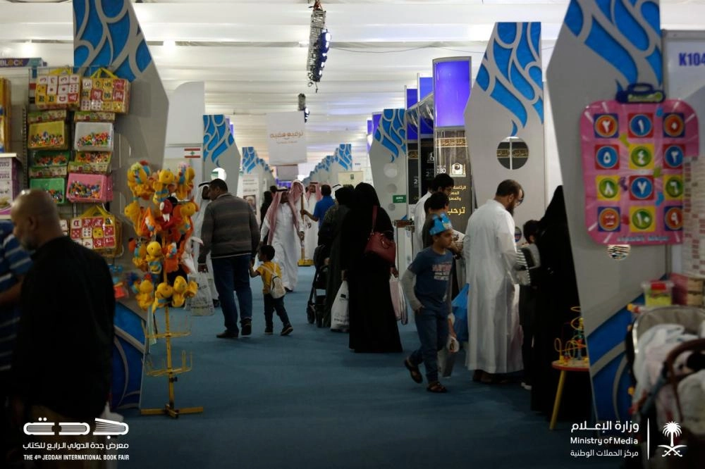 زوار خلال تجولهم بالمعرض                                                       (مكة)