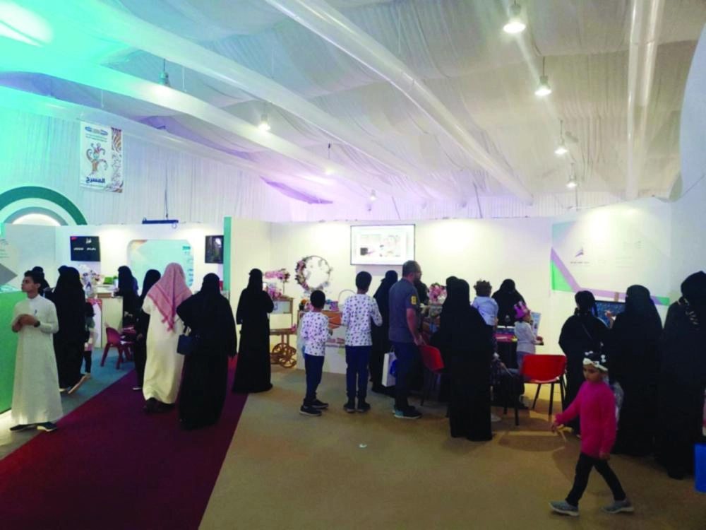زوار في جناح تعليم جدة                                                            (مكة)