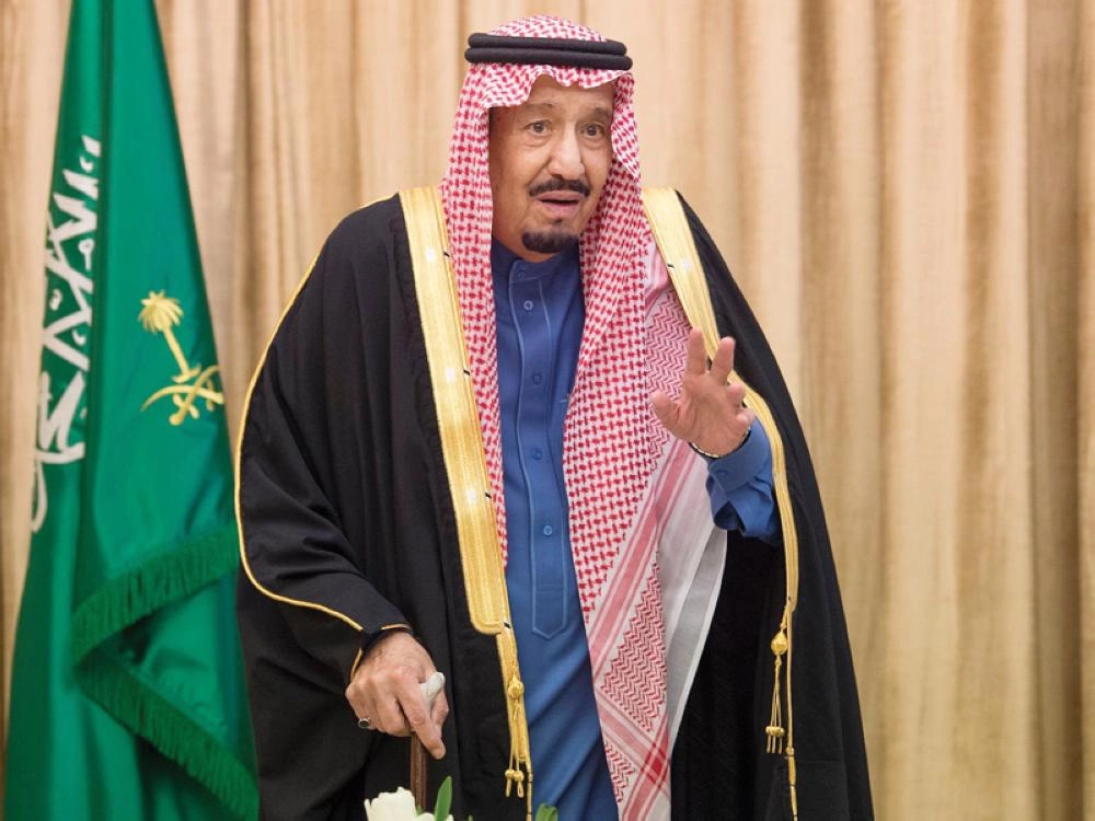 الملك سلمان لدى أداء الأمراء والوزراء وأعضاء الشورى القسم في قصر اليمامة بالرياض (واس)