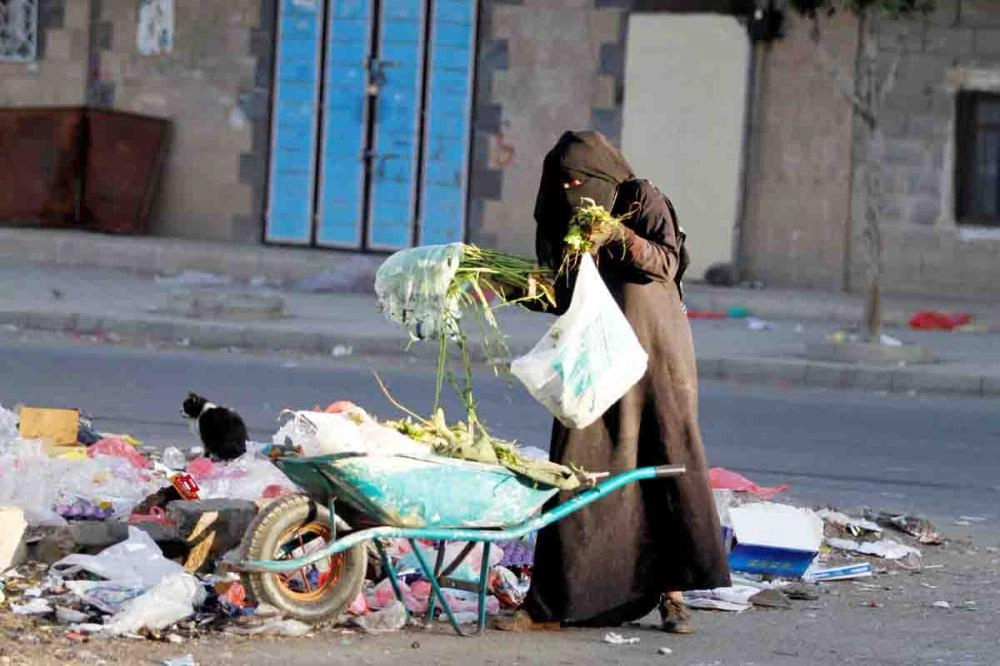 






يمنية تبحث عن الطعام