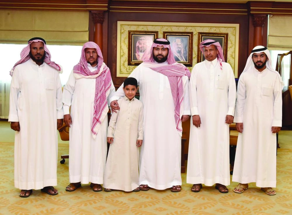 محمد بن عبدالعزيز لدى استقباله ذوي الشهيد علي مجرد (واس)