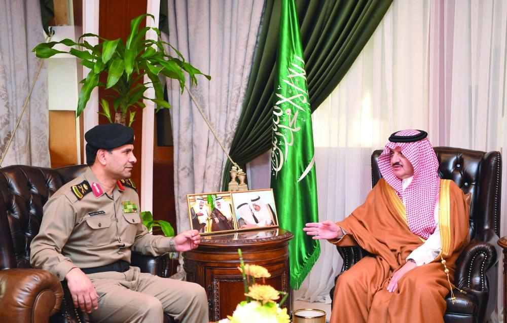 سعود بن نايف لدى استقباله عبدالله القريش (واس)