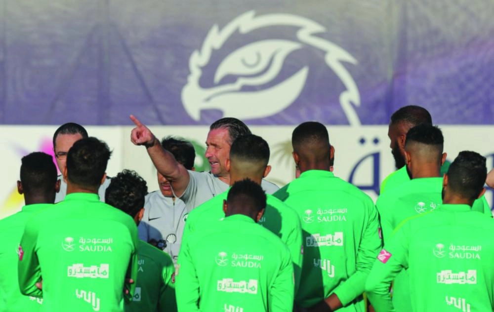 بيتزي يوجه اللاعبين قبل البطولة (إعلامي المنتخب السعودي)