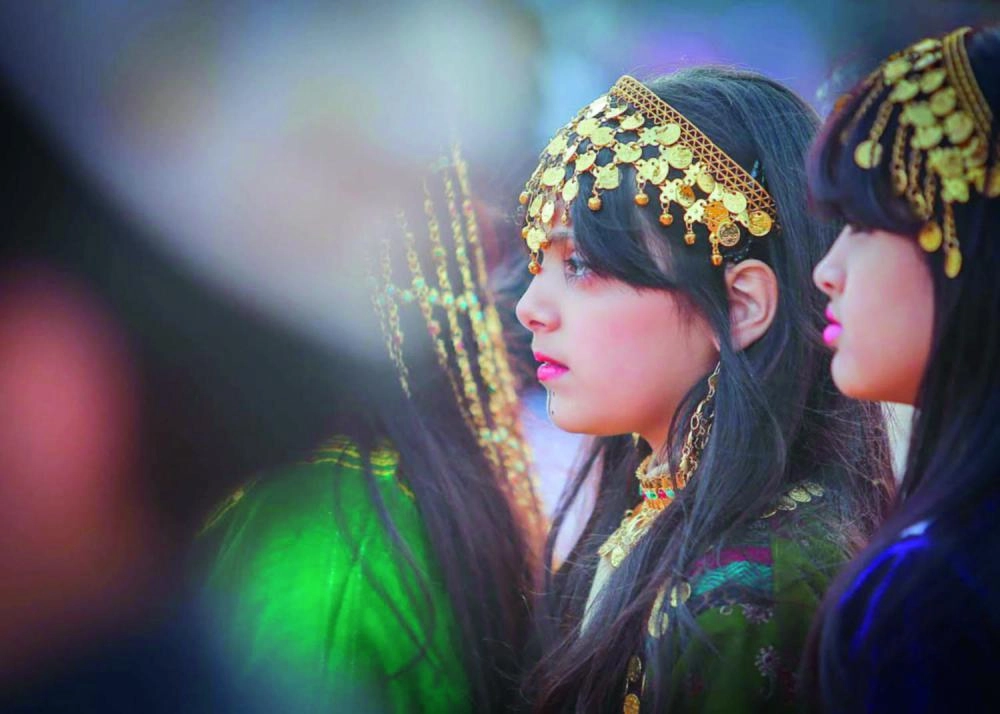 صغيرات يرتدين زي الجدات                                               (واس)