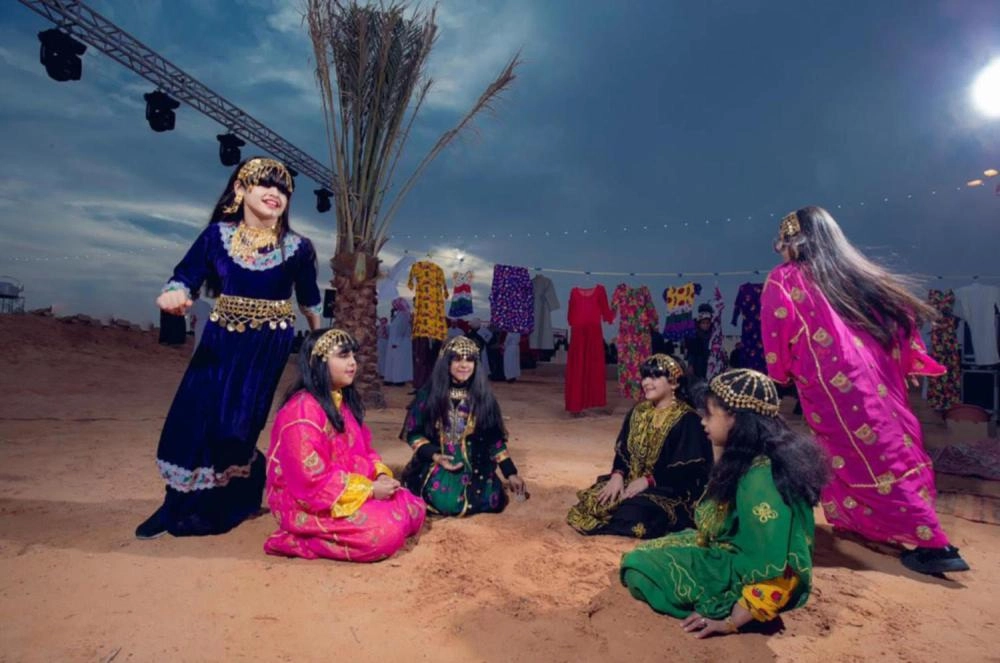 صغيرات يرتدين زي الجدات                                                      (واس)