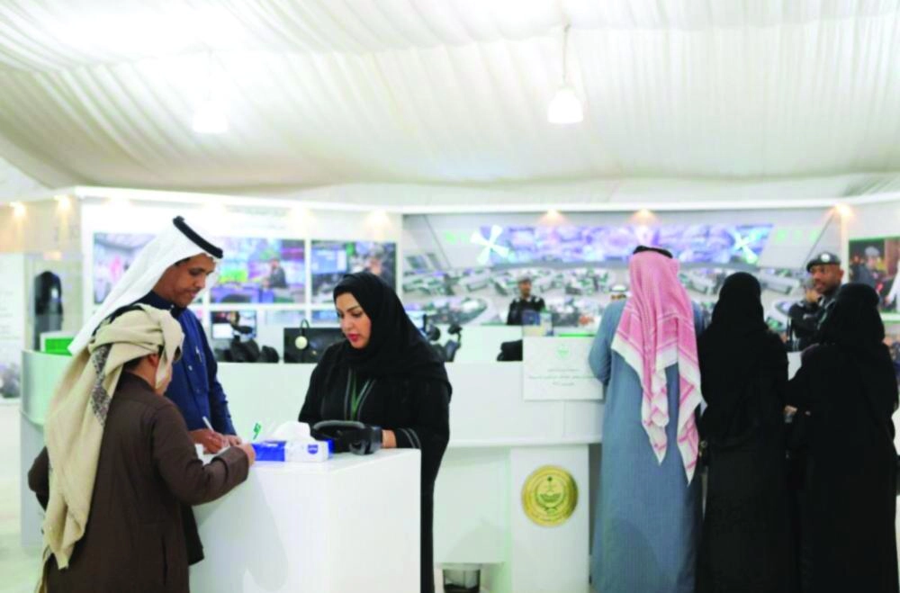 






موظفات الداخلية خلال خدمة الزوار        (واس)