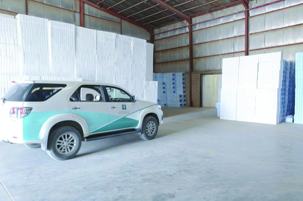 






مركبة وزارة التجارة أثناء ضبط مستودع لمواد عزل بناء مخالفة                                  (وزارة التجارة)