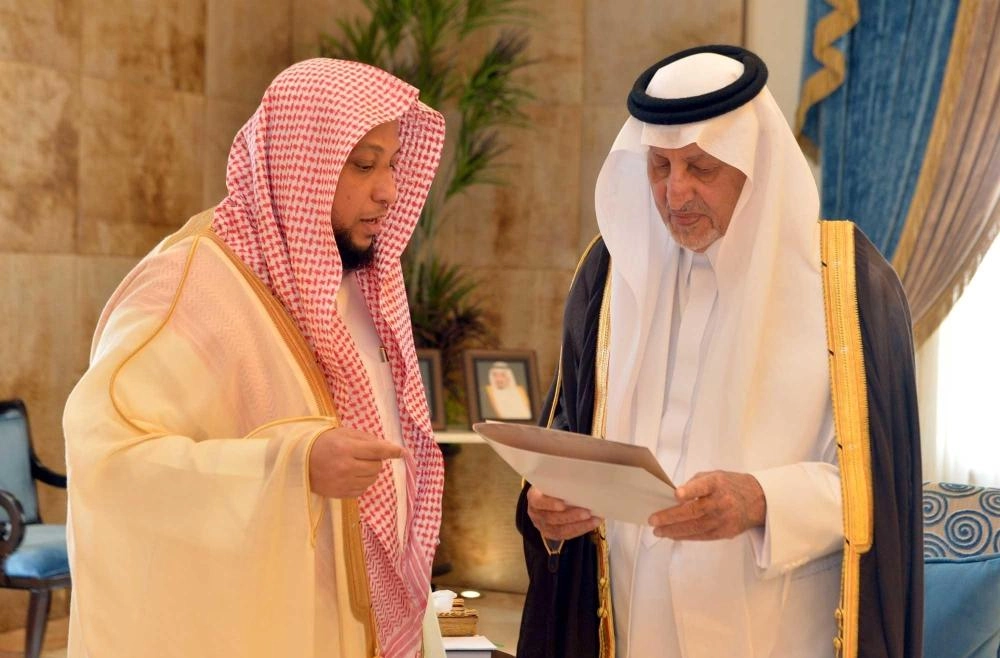 خالد الفيصل متوسطا منسوبي فرع هيئة الأمر بالمعروف بمكة (مكة)