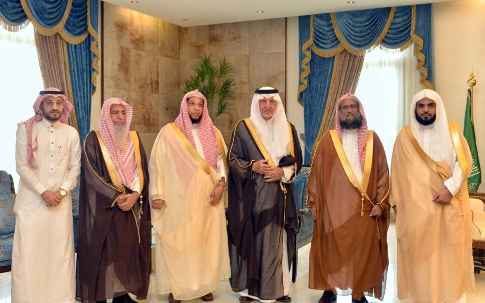 خالد الفيصل متوسطا منسوبي فرع هيئة الأمر بالمعروف بمكة (مكة)