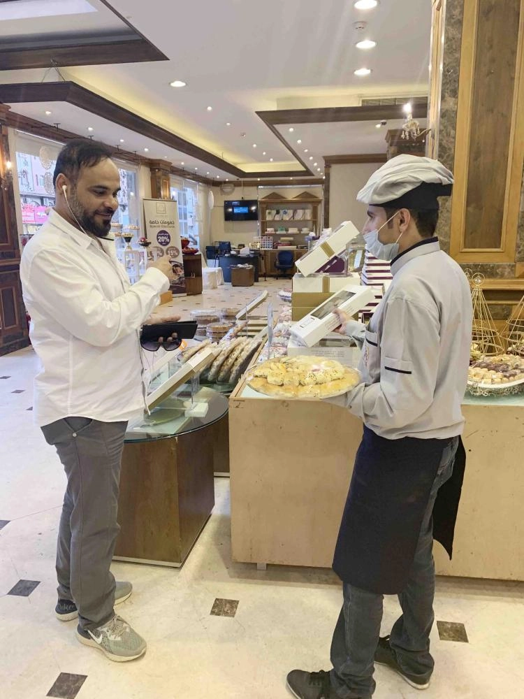 






سعودي يعمل بمحل للحلويات في جدة أمس                                 (مكة)