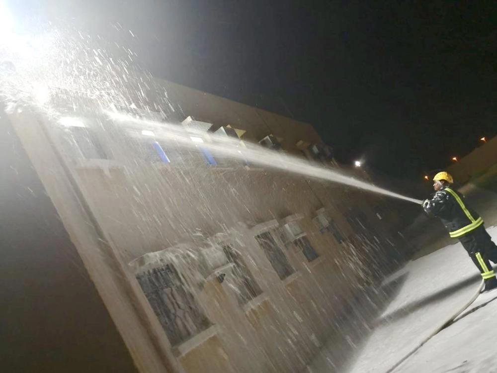 



رش المبيدات على الصراصير                                                      (مكة)