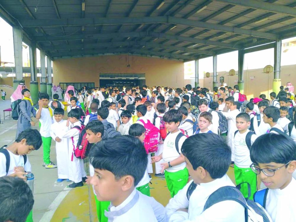 طلاب خلال أول يوم دراسي بعد الإجازة (مكة)